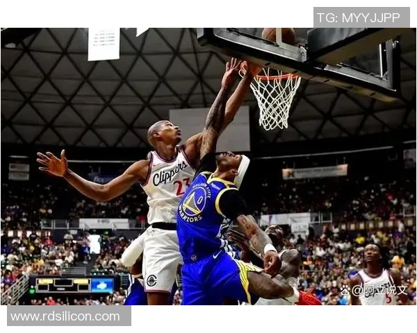 快船与勇士激战正酣NBA赛场巅峰对决引发球迷热潮